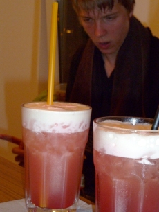 Der beliebteste Drink: Pink-Flip, im Hintergrund: der Barkeeper