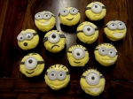 Die fertigen Minion-Cupcakes: jeder ein Original.