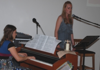 Lea singt "Saving all my love for you" und Emily spielt Klavier: Wunderschön!