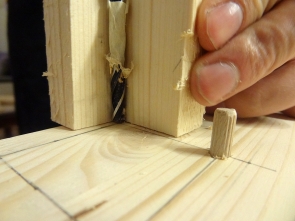 Der selbstgebaute Holzklotz hilft beim Bohren.