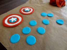 Massenproduktion der Deko-Teile für das Captain America Schild...