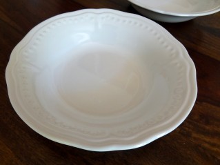 ...und zwei weiße Teller, z.b. von NanuNana.