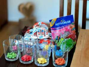 Süßigkeiten: Smarties, Kinder-Schokolade und Gummi-Schnüre