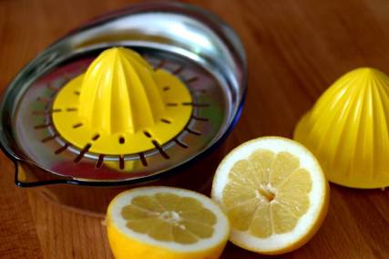 Die Zitrone wird komplett ausgepresst. Presse: Ikea