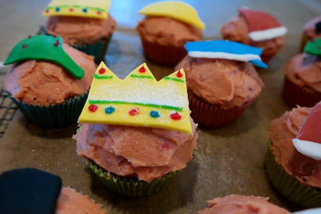 Hut-Cupcakes Krone Haselnuss-Cupcakes mit Himbeer-Buttercreme